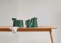 Alessi Plissé Broodrooster Zwart -Flos Winkel x886x886 0001mdl0606 108ambgroupagegreen300dpi1250pxl.jpg.pagespeed.ic .F CNTuCXrN