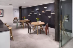 Vitra Corniches Wandplank Japans Rood Medium -Flos Winkel x886x886 0297.jpg.pagespeed.ic .DpTAeTZpQY