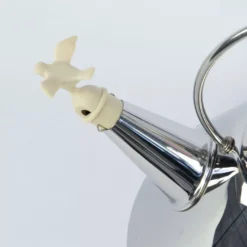 Alessi 9093 Fluitketel Wit -Flos Winkel x886x886 alessi fluitketel detail.jpg.pagespeed.ic .nfIKsird2S