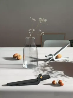 Alessi Sweetheart Notenkraker Zwart -Flos Winkel x886x886 alessi sweetheart notenkraker3.jpg.pagespeed.ic .cOrM13rLra