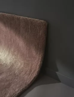 AYTM Stilla Vloerkleed 160x130 Bordeaux -Flos Winkel x886x886 aytm stilla vloerkleed 1601.jpg.pagespeed.ic .E005 TsEG