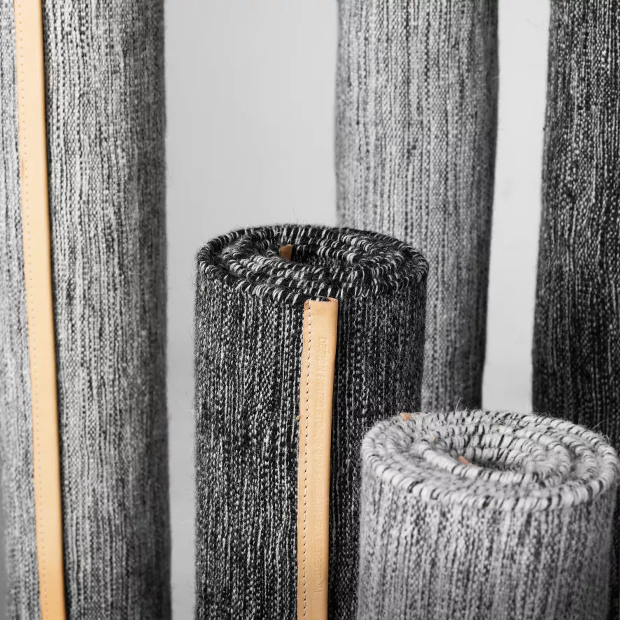 Design House Stockholm Björk Vloerkleed Extra Large Donkergrijs 4 Design House Stockholm Björk Vloerkleed Extra Large Donkergrijs - Afbeelding 4