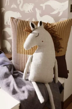 Ferm Living Safari Horse Knuffel Naturel -Flos Winkel x886x886 ferm living safari horse kussen2.jpg.pagespeed.ic .DHZLUhxcK6