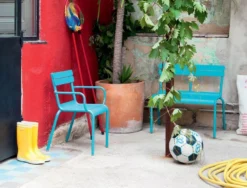 Fermob Luxembourg Kinderbank Red Ochre -Flos Winkel x886x886 fermob luxembourd kid kinderstoel met armleuning sfeer 4.jpg.pagespeed.ic .yZIrFSRRYH