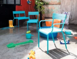 Fermob Luxembourg Kinderbank Red Ochre -Flos Winkel x886x886 fermob luxembourg kid kinderstoel sfeer 7.jpg.pagespeed.ic .QzbG8gBdLS