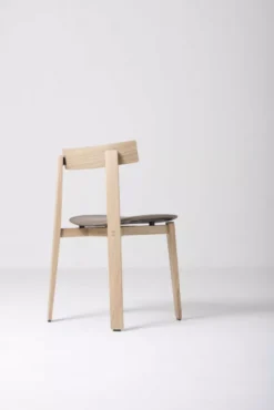 Gazzda Nora Stoel Whitewash Main Line Flax Barbican -Flos Winkel x886x886 gazzda nora stoel25.jpg.pagespeed.ic .zD8KczsVu1