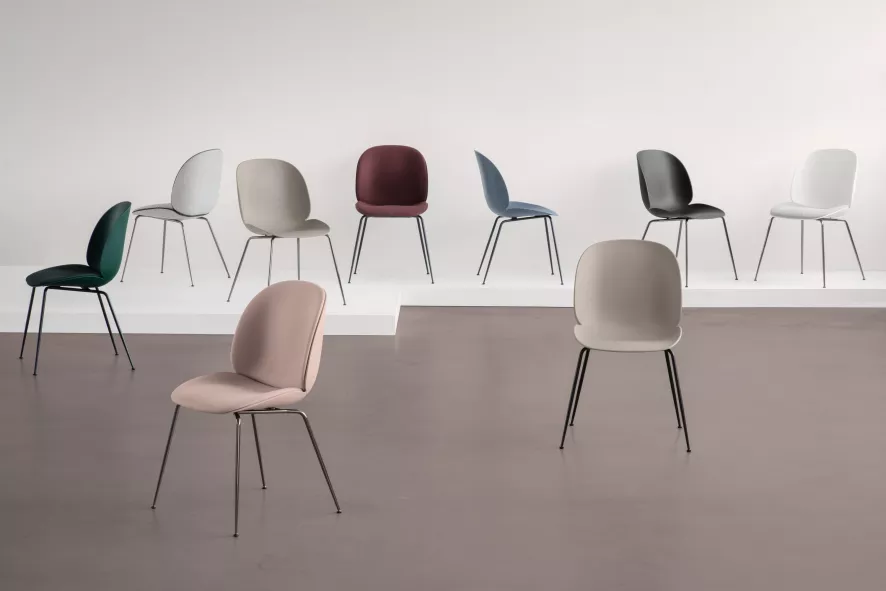 Gubi Beetle Stoel Met Zwart Stalen Onderstel, Alabaster White 2 Gubi Beetle Stoel Met Zwart Stalen Onderstel, Alabaster White - Afbeelding 2