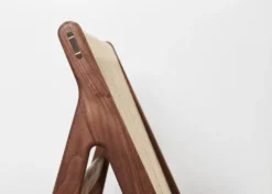 Gubi MR01 Initial Fauteuil Walnoot -Flos Winkel x886x886 gubi mr01 initial fauteuil7.jpg.pagespeed.ic .trKm4qUMUf