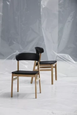 Normann Copenhagen Herit Oak Stoel Spectrum Leer Dusty Green -Flos Winkel x886x886 herit oak stoel19.jpg.pagespeed.ic .vkMsuSLZSt