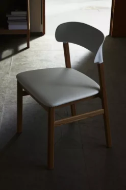 Normann Copenhagen Herit Oak Stoel Spectrum Leer Dusty Green -Flos Winkel x886x886 herit oak stoel23.jpg.pagespeed.ic .o57JtLzhEr