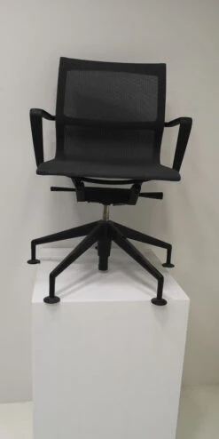 Vitra Tweedekansje - Physix Bureaustoel Trioknit Carbon -Flos Winkel x886x886 img 20231006 091702.jpg.pagespeed.ic .sfuTaX9d1M