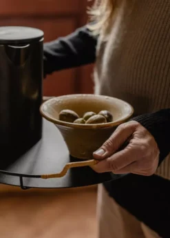 Audo Copenhagen Yana Koffiepot Dark -Flos Winkel x886x886 menu balcony dienblad14.jpg.pagespeed.ic .EkkoY Fv28