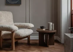 Audo Copenhagen Brasilia Fauteuil Naturel Eiken Sheepskin Naturel 21 Audo Copenhagen Brasilia Fauteuil Naturel Eiken Sheepskin Naturel -Flos Winkel x886x886 menu brasilia fauteuil naturel eiken15.jpg.pagespeed.ic .GK UMoJhUR