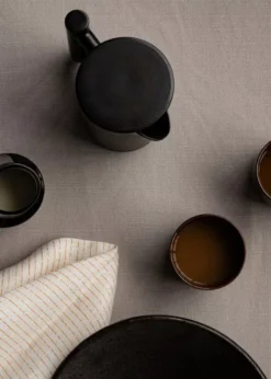 Audo Copenhagen Yana Koffiepot Dark -Flos Winkel x886x886 menu byasa servet 45x4518.jpg.pagespeed.ic .s TIlLdf49