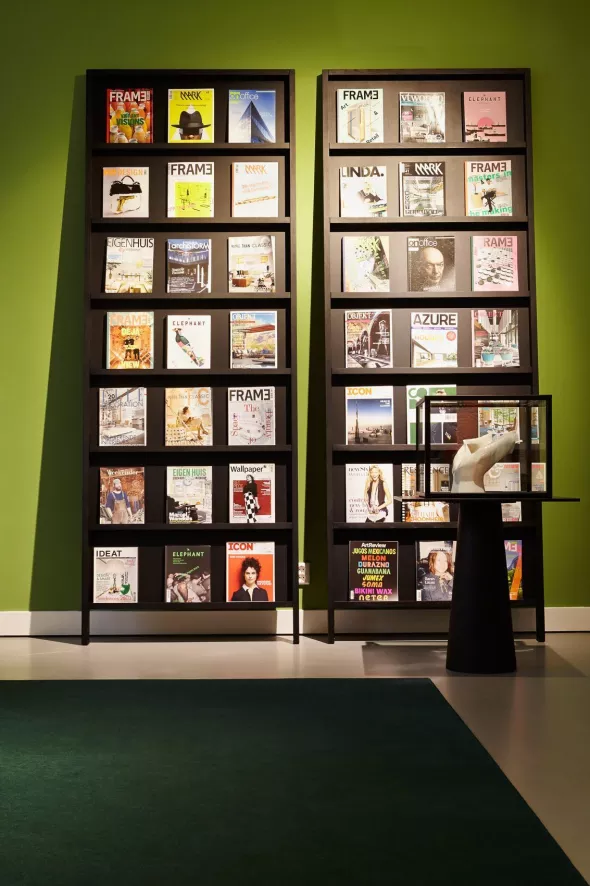 Moooi Oblique Boekenkast Small Zwart 5 Moooi Oblique Boekenkast Small Zwart - Afbeelding 5