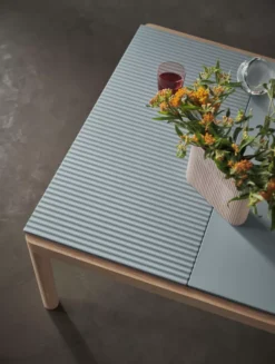 Muuto Couple Salontafel 80x84 Wavy Eiken Pale Blue -Flos Winkel x886x886 muuto couple salontafel 80x84 wavy eiken3.jpg.pagespeed.ic .uaLknnxuba
