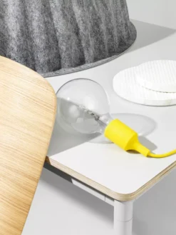 Muuto Base Bureau 140x80 Wit/eiken -Flos Winkel x886x886 muuto nerd chair sfeer 4.jpg.pagespeed.ic .jV9164Asd