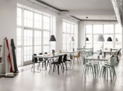 Muuto Base Bureau 140x80 Wit/eiken -Flos Winkel x886x886 muuto visu stoel houten sfeer 4 1.jpg.pagespeed.ic .6b3mNLt1VJ