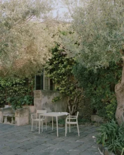 New Works May Tuintafel 85x85 Donkergroen -Flos Winkel x886x886 new works may tuinstoel met armleuningen3.jpg.pagespeed.ic .qugNzDL3L4