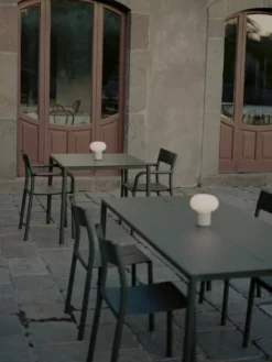 New Works May Tuintafel 85x85 Donkergroen -Flos Winkel x886x886 new works may tuinstoel met armleuningen5.jpg.pagespeed.ic .IPy4ZNeKkP