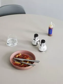 Normann Copenhagen Friends Peper- En Zoutstel -Flos Winkel x886x886 normann copenhagen friends peper en zoutstel9.jpg.pagespeed.ic .dleKHaCLF4