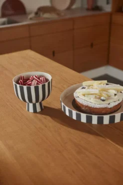 OYOY Toppu Schaal Ø15 Caramel -Flos Winkel x886x886 oyoy toppu schaal op voet 2713.jpg.pagespeed.ic .iSblSrQDPO