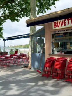 Fermob Bistro Tuintafel 71x71 Deep Blue -Flos Winkel x886x886 p48bistrosbastienerome1.jpg.pagespeed.ic .NhrzORCEKZ