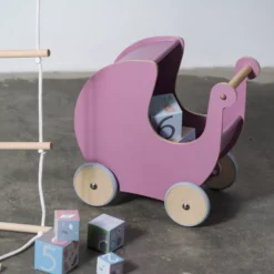 Sebra Poppenwagen Speelgoed Blossom Pink -Flos Winkel x886x886 sebra poppenwagen speelgoed2.jpg.pagespeed.ic .iauGriAG6C