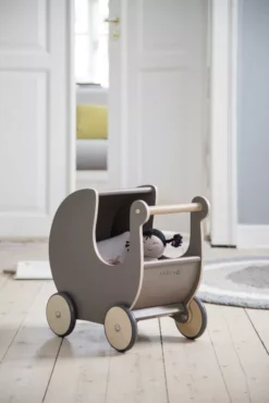 Sebra Poppenwagen Speelgoed Blossom Pink -Flos Winkel x886x886 sebra poppenwagen speelgoed4.jpg.pagespeed.ic . q6wlDoQGx