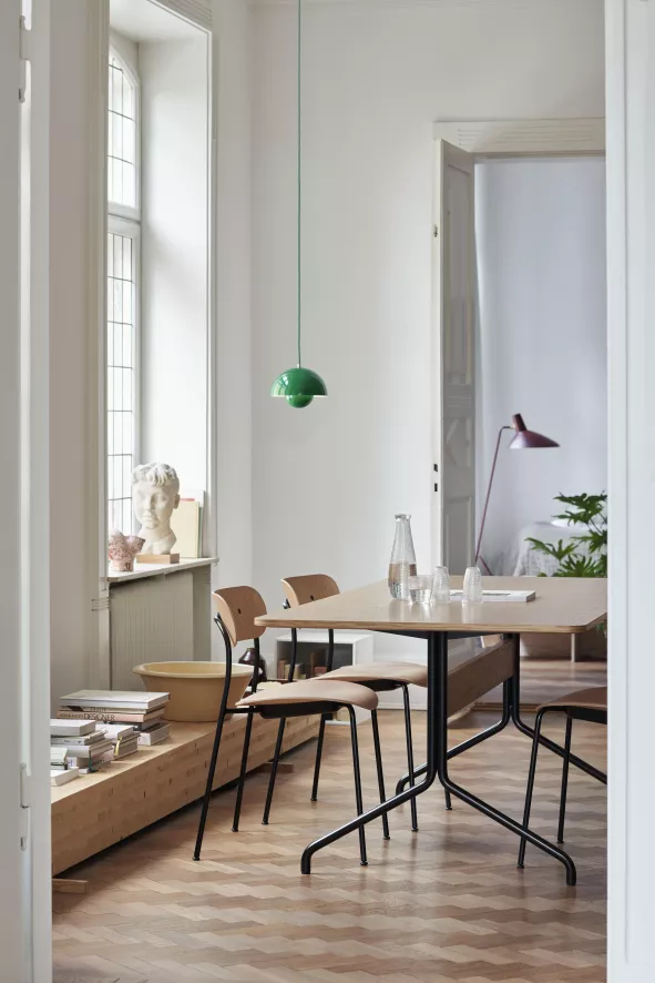 &tradition Pavilion AV24 Tafel 250x110 Zwart Onderstel, Zwart Eiken 4 &tradition Pavilion AV24 Tafel 250x110 Zwart Onderstel, Zwart Eiken - Afbeelding 4