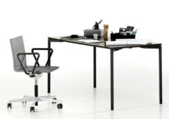 Vitra .04 Bureaustoel Rood -Flos Winkel x886x886 vitra 04 bureaustoel sfeer1.jpg.pagespeed.ic .F6SsKKeXr6