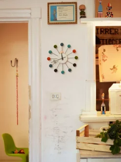 Vitra Ball Clock Klok Ø33 Multi Colour -Flos Winkel x886x886 vitra ball clock klok sfeer.jpg.pagespeed.ic .4X RwMYVuA