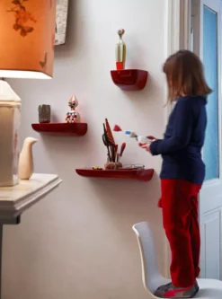 Vitra Corniches Wandplank Japans Rood Medium -Flos Winkel x886x886 vitra corniches kast small medium large sfeer 2.jpg.pagespeed.ic .W sScMto t