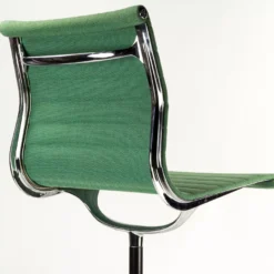 Vitra EA 103 Stoel Poppy Ijsblauw/ivoor, Onderstel Verchroomd -Flos Winkel x886x886 vitra ea 103 stoel detail 2.jpg.pagespeed.ic .mBojnXqrlH