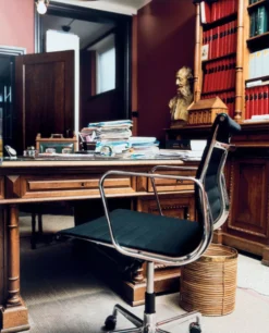 Vitra EA 119 Bureaustoel Hopsak Zwart, Onderstel Gepolijst -Flos Winkel x886x886 vitra ea 117 stoel sfeer.jpg.pagespeed.ic .78OW4emgHd