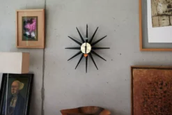 Vitra Sunburst Clock Klok Black Collection Ø47 -Flos Winkel x886x886 vitra sunburst clock klok sfeer.jpg.pagespeed.ic .ORpV5O4VrV