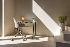 Zuiver Urban Charger Tafellamp Zwart -Flos Winkel x886x886 zuiverfw21collectiongoodplasticdesk599albertkuipofficechairtaupe2691.jpg.pagespeed.ic .nl650ZPao9